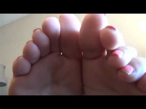 Sweet feet <strong>Joi</strong> Brazilian Teen Girl Gata exibindo seus macios pés. . Foot joi